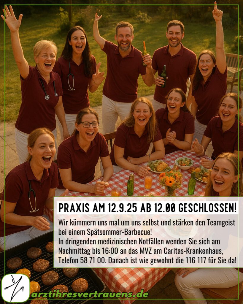Gruppe aus fröhlich feiernden Ärzt:innen und MFA um einen Barbecue-Tisch